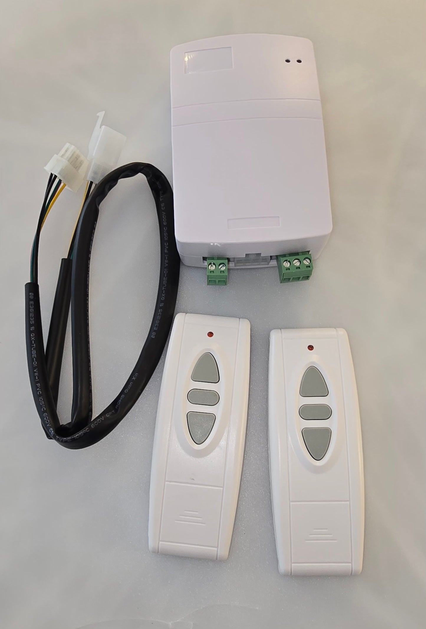 Contrôleur Volet Roulant RF YET866 AVEC 2 TELECOMMANDES